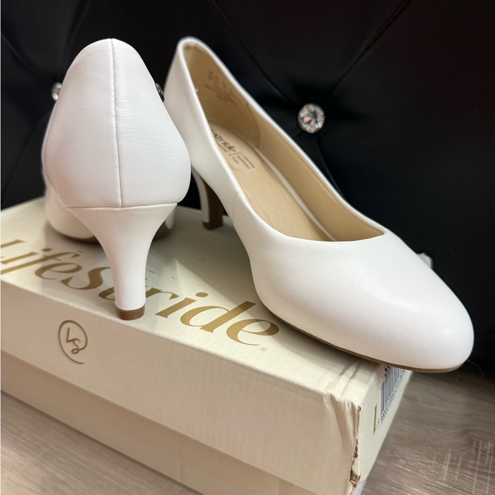 Life Stride Women's Classic White Heels - Picture 7 of 8